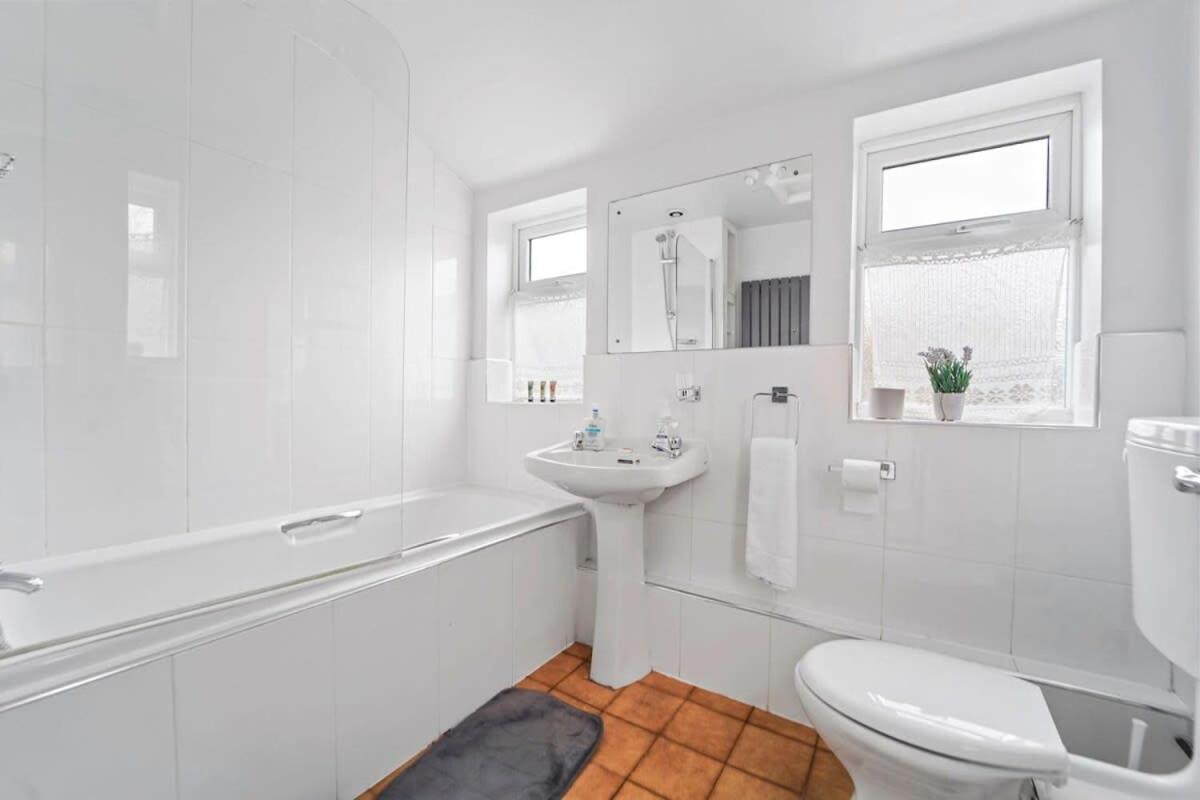 4 Bed Homely Retreat - Wolverhampton Kültér fotó